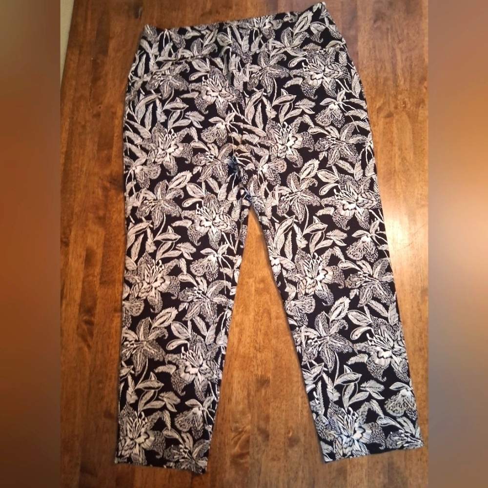 Chicos Perfect Stretch Black And White Floral Slim Ankle Pants Xl/3
